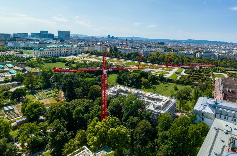 Working in the greenery with a view of the Belvedere Palace: Owing to good planning, the WOLFF 8060.25 Cross was positioned between the listed trees of the botanical garden of the University of Vienna.<br>IMAGE SOURCE: WOLFFKRAN