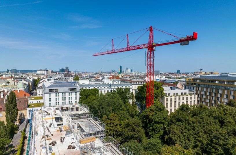 With a 7.0-ton tip load capacity and an 80-meter jib, the WOLFF 8060.25 Cross is currently Austria's most powerful construction crane.<br>IMAGE SOURCE: WOLFFKRAN