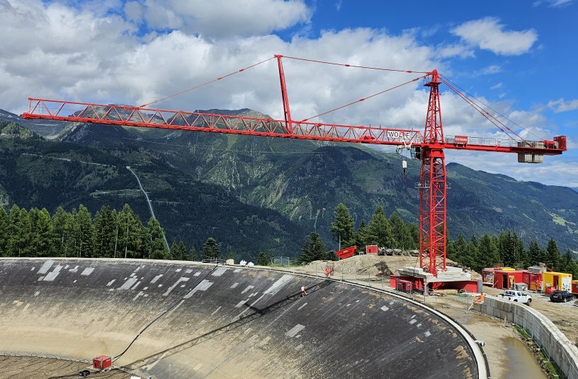 The reservoir had accumulated a layer of sediment several meters thick, which was removed by an excavator. The WOLFF 8060.25 Cross transported the crane troughs with up to 18 tons of sediment to the deposit area.<br>IMAGE SOURCE: WOLFFKRAN GmbH
