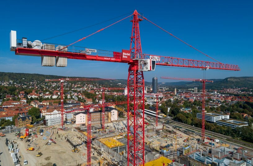 The WOLFF 6071.20 Cross is the powerhouse of the WOLFF pack on the Zeiss construction site. Its job is to lift prefabricated parts weighing up to 22 tons.<br>IMAGE SOURCE: WOLFFKRAN International AG