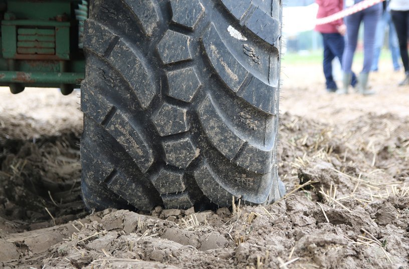 Soil protection with Yokohama Off-Highway Tires (YOHT) Very High Flexion (VF) technology <br> Image source: Yokohama Off-Highway Tires