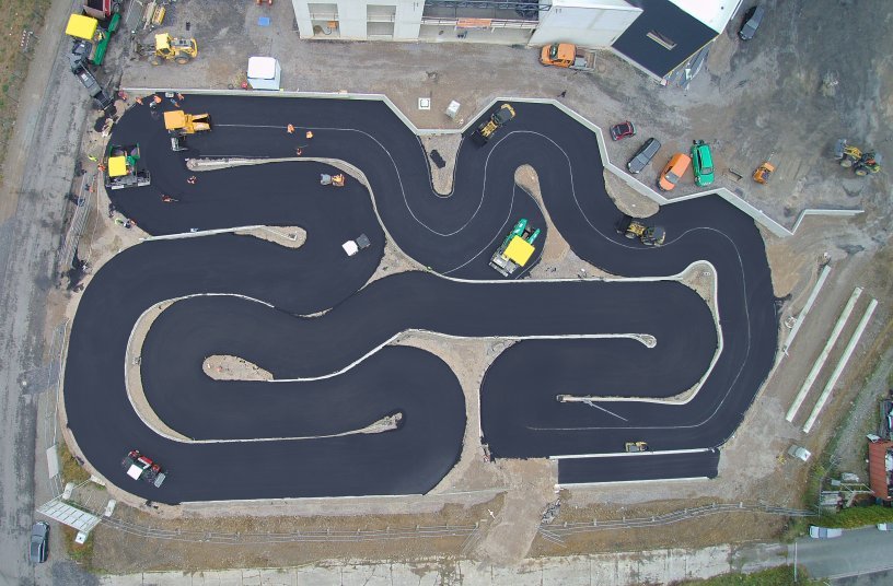 Paving a go-kart track with incredibly tight hairpin bends and a chicane: Vögele wheeled pavers played to their strengths on this job. <br> Image source: JOSEPH VÖGELE AG