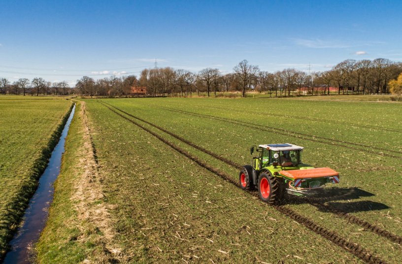 The operator can also adjust the application rate when carrying out border and water course spreading and when spreading in wedge shaped fields without stopping or leaving the tractor cab. <br> Image source: AMAZONEN-WERKE H. DREYER SE & Co. KG