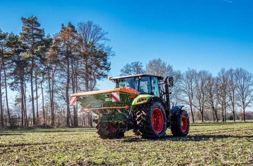 The EasySet 2 in-cab terminal with automatic spread rate regulation at varying forward speeds is being offered on the ZA-X range for the first time. <br> Image source: AMAZONEN-WERKE H. DREYER SE & Co. KG