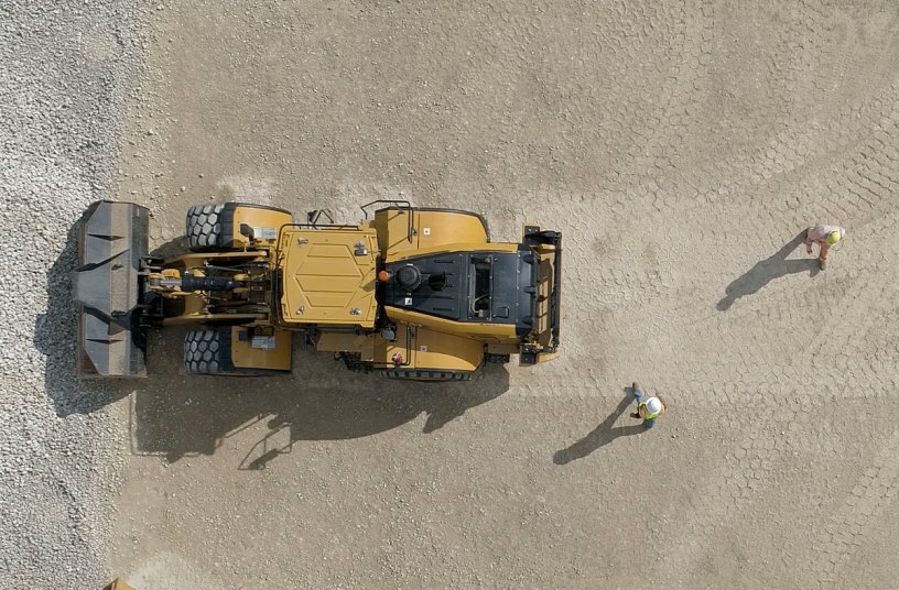  Die Personenerkennung erfasst Personen im hinteren Arbeitsbereich und markiert diese direkt im Fahrerdisplay. <br>BILDQUELLE: Caterpillar