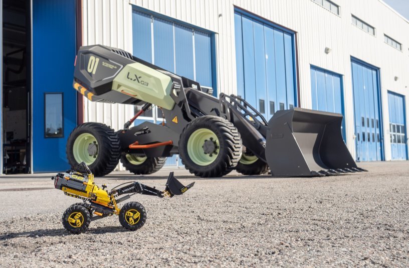 The prototype LX03 with the LEGO® Technic Concept Wheel Loader ZEUX which inspired its creation. <br> Image source: Volvo Construction Equipment Germany GmbH