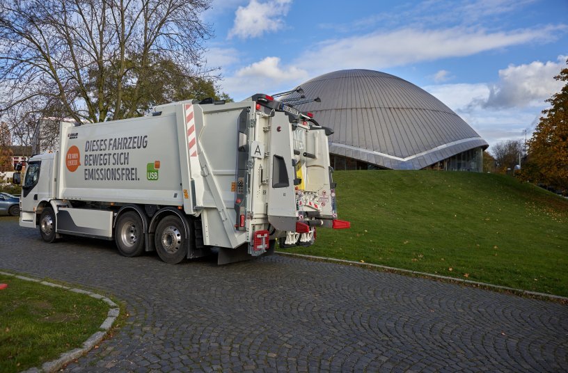 E-Volvo mit ZOELLER MEDIUM X4-Aufbau vor dem Zeiss Planetarium in Bochum.<br>BILDQUELLE: ZÖLLER KIPPER / Mainz / D