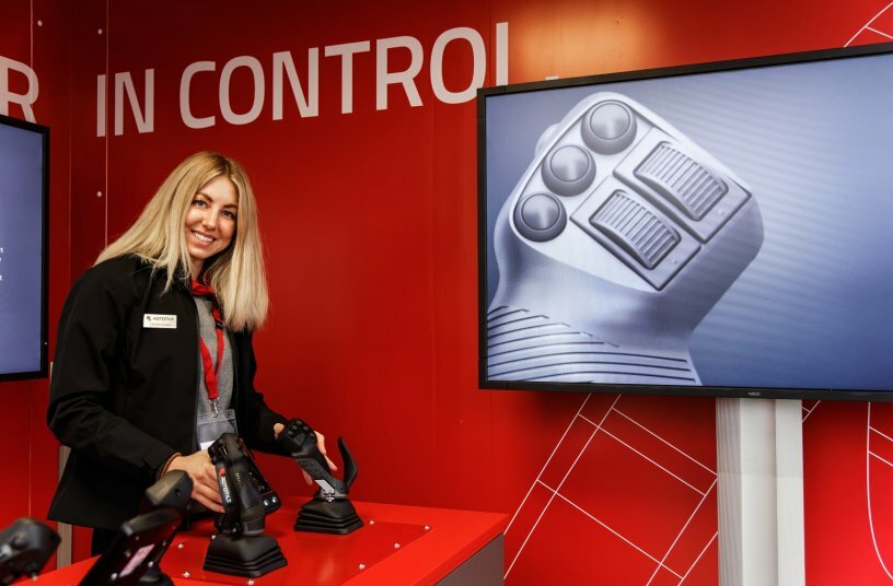 Ausgezeichnete Entwicklung: Rototilt-Produktmanagerin Caroline Jonsson zeigt die neuen Joysticks, die Teil des Konzepts „Rototilt Control“ sind.<br>BILDQUELLE: Rototilt GmbH