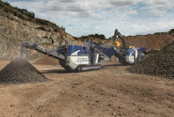 Jaw crusher MOBICAT MC 110i EVO2 and cone crusher MOBICONE MCO 90i EVO2 coupled intelligently. 