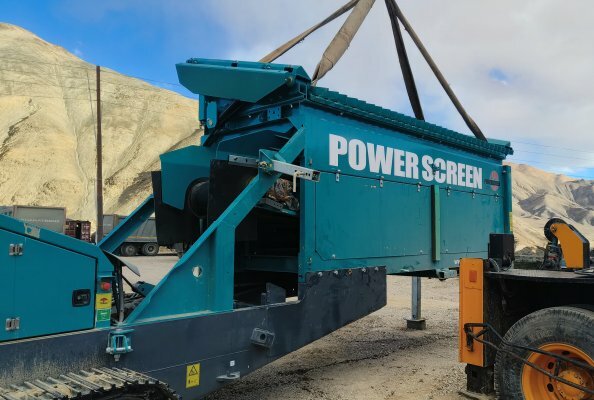 To navigate the rough terrain, the service team expertly dismantled the Powerscreen equipment for transport and reassembled it on site.