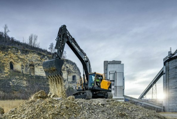 Like the larger models, the HX300L features the fully electro-hydraulic (FEH) hydraulic system. This includes electric joysticks that communicate with the valve block via cables.