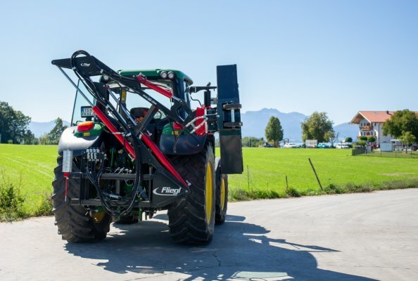 The Fliegl extension arm – new possibilities in forestry and agricultural maintenance