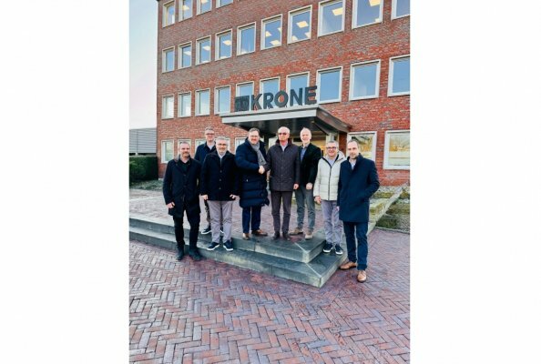 Official cooperation between KRONE and POZKRONE: (from left) Johannes Hennewig, Ole Klose, Tomasz Kujawa, Bernard Krone, Roman Roszkiewicz, Dr Frank Albers, Maciej Michalski and Andreas Arns mark the next step from partnership to integration.