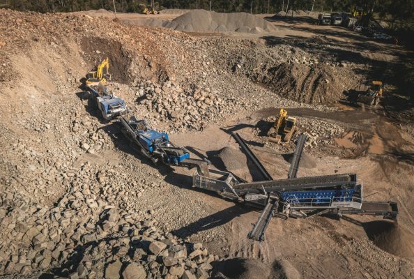 The mobile plant train deployed in Brazil consists of a MOBICAT MC 110 EVO2 jaw crusher, a MOBICONE MCO 90 EVO2 cone crusher and a MOBISCREEN MSC 953 EVO classifying screen.