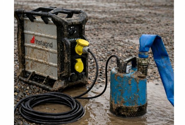 Tsurumi LB480 dewatering pump with Instagrid battery: extremely flexible and just as powerful as when connected to the mains.