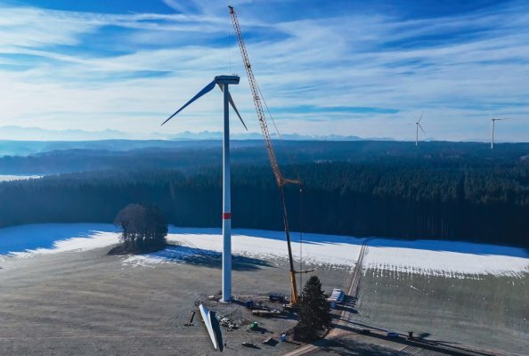 The Grove GMK6400-1 delivers outstanding reach with 54.6 m of main boom combining with 73 m of luffing jib on the project.