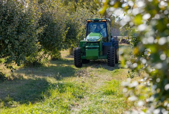 John Deere presents fully electric tractor prototype at Grüne Woche 2026