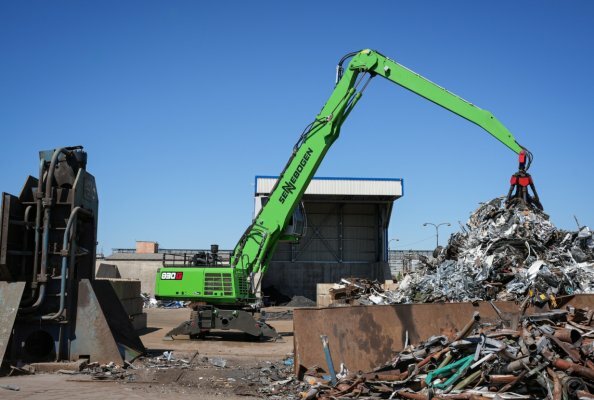 With a working radius of up to 17 meters, the 830 G feeds the scrap shear.