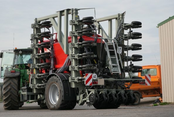 T-ForcePlus 750 with three-part folding for optimum road transport