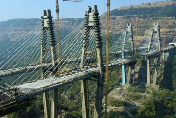 Major bridge for Indian expressway calls in Potain crane power