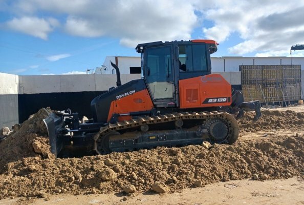 New Develon DD130 Dozer at CS Retail Construções
