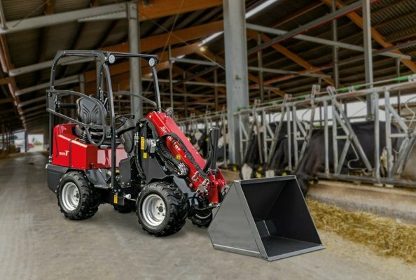 Increased reach thanks to telescopic arm: The compact 1622 T rounds out Schäffer’s telescopic wheel loader range.