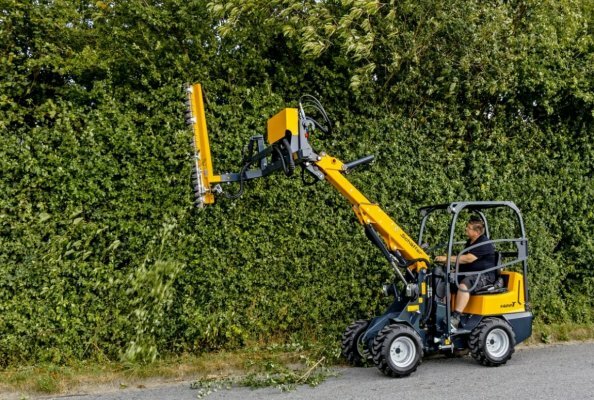 The new Schäffer 1422 T combines the proven compactness of the 1422 with the reach of a telescopic arm and is ideal for the horticulture and landscaping sector, as well as for caretaking and grounds maintenance services.