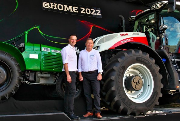 STEYR Open Days: Gunnar Hauser, Business Director Austria, Switzerland, Slovenia for Case IH und STEYR (left) and Peter Friis, STEYR Head of Commercial Operations in Europe (right)