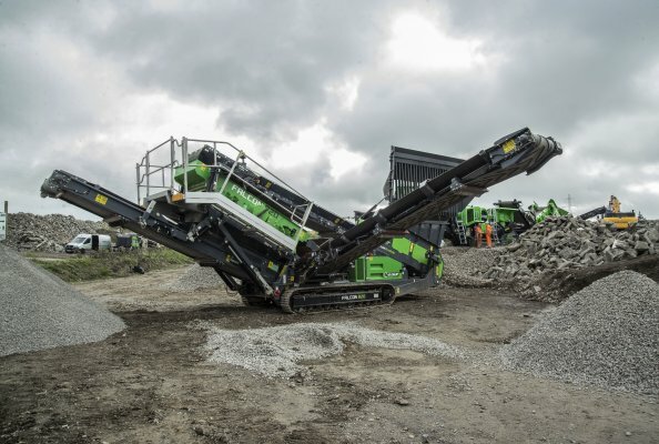  The Falcon 820 can work in multiple applications, such as sand and gravel, crushed stone, coal, topsoil, and demolition waste