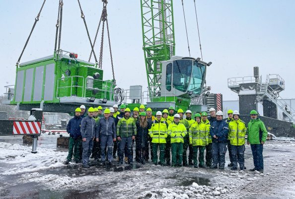 A large team of employees has accompanied the 880 EQ from production to sales over the years and said goodbye to the last of its kind before it was shipped out