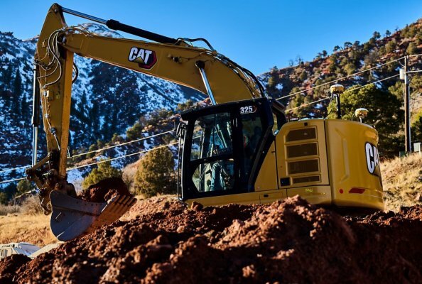 Cat® 325 Excavator with HD undercarriage