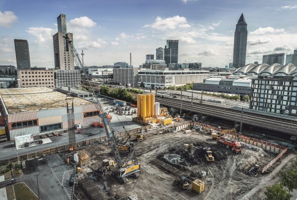 For a new office and hotel high-rise at the South entrance of the exhibition grounds, Bauer Spezialtiefbau is constructing a four-story underground garage and a two-phase diaphragm wall.