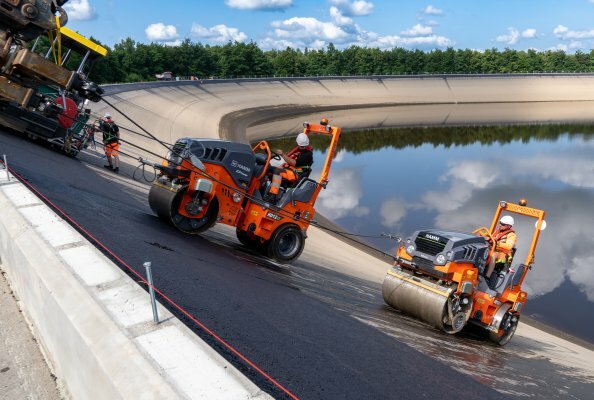 Challenging work on a steep slope: when one of the Hamm rollers went down, it acted as a counterweight and automatically pulled the other HD 12e up the slope. 