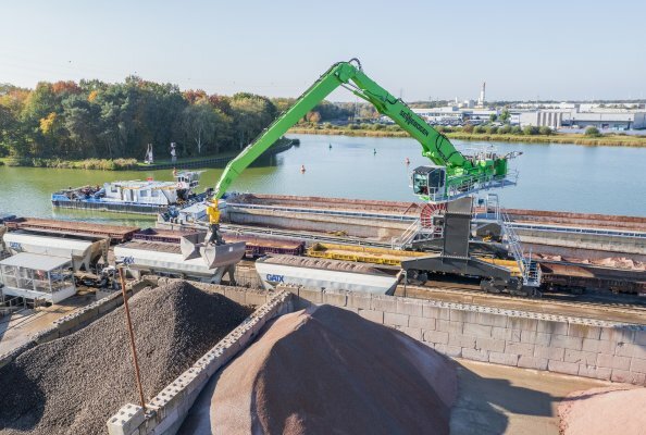 The SENNEBOGEN 870 E replaces two crane systems at the Bergschneider site in Ibbenbüren-Uffeln.