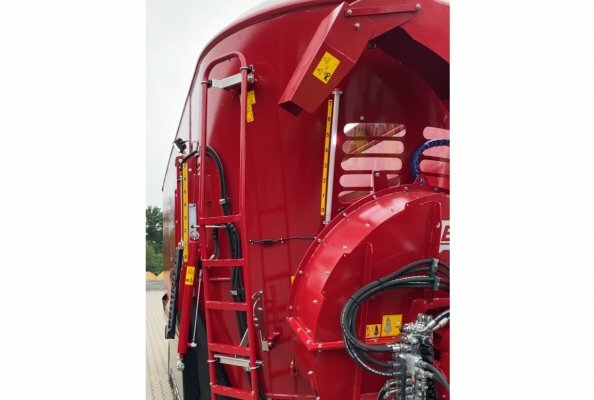 The new BvL slide indicator: The LED light strip clearly shows the opening position of the slide on the BvL feed mixer, even if the slide itself is out of sight.