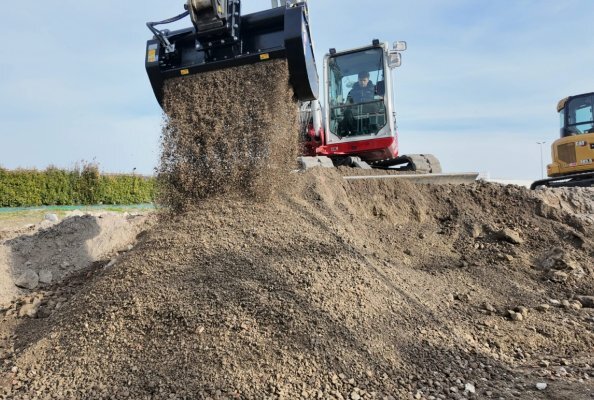 VSE TORNADO: A New Line of Screening Buckets for Soil Cleaning and Aeration, Even in Damp Situations