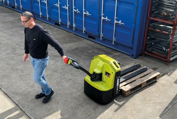 The Clark PWio20 low-lift pallet truck has a load capacity of 2000 kg and is designed for more demanding applications in pedestrian operation