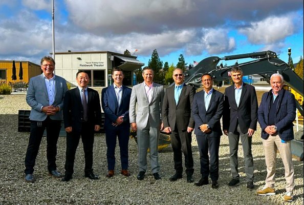 Pictured from left: Ewout Korpershoek and Tetsuya Morita with Topcon, Matthew Horwath and Peter J. Lau with FARO, Ivan Di Federico with Topcon, Phillip Delnick with FARO, and Murray Lodge and Luc Le Maire with Topcon.