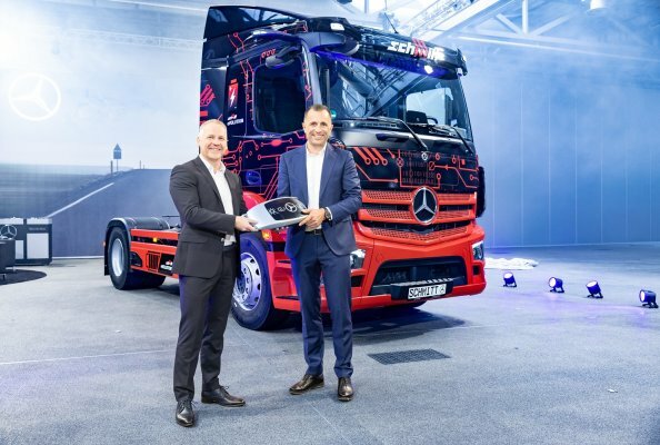 First eActros 300 semitrailer tractor in Germany handed over to Logistik Schmitt, in the picture: v.l.t.r. Ronald Ott, Head of Sales Trucks Mercedes-Benz and FUSO Germany and Rainer Schmitt, Managing Partner of Logistik Schmitt