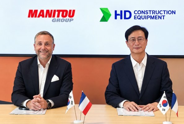 From the left to the right: Sylvain Blaise, President & CEO Manitou Group Jaeyoung Moon, President & CEO HD Construction Equipment