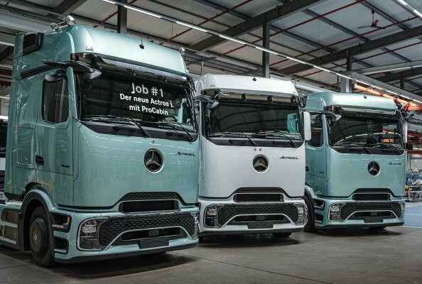 The new Actros L: first vehicle rolls off the production line at the Mercedes-Benz plant in Wörth
