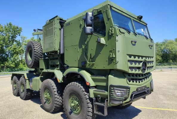 Arocs 4463AK 8x8/4 with protected KNDS cab for military heavy transport missions