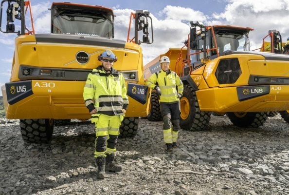 Steffen Solstrand Ludvigsen, Project Site Manager at LNS and Lars Oust, Project Manager at Hafslund Kraft with the new A30 Electric