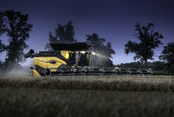 Good Design Award 2023. New Holland wins with CR11 Combine Harvester and with T4 Electric Power Tractor