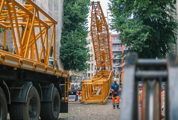 Preparing to lift: the Grove GMK6450-1 was rigged with a 73 m luffing jib and 115 t of counterweight inside an extremely tight urban site.