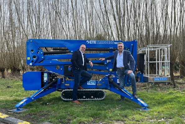 In the photograph, from left: Mr Janwillem Stoof, Owner and Technical Director, and Mr. Joop Arends, Managing Director.