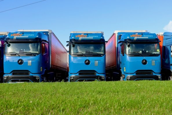 Transports Vallée in France is investing in the future: First Mercedes-Benz eActros 600 and 62 Actros L with ProCabin