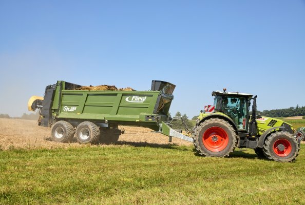 Fliegl expands its portfolio with the new chain manure spreader KDS 255 MUCK CONTROL