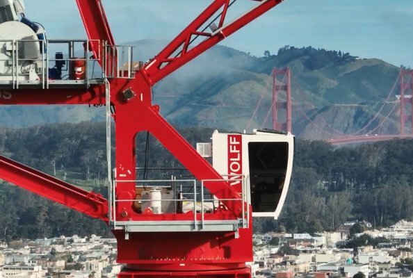 Beautiful and demanding: San Francisco presents highly complex conditions for tower crane operations. For the Helen Diller Hospital project, the WOLFF 1250 B cranes were the only cranes capable of meeting the requirements due to their lifting capacity and exceptional free-standing heights combined with slender tower designs.