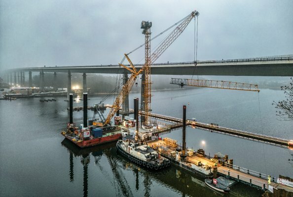 Assembly in the water: The first crane used for the replacement of the Rader High Bridge was assembled on the new pile cap of the first bridge pier.